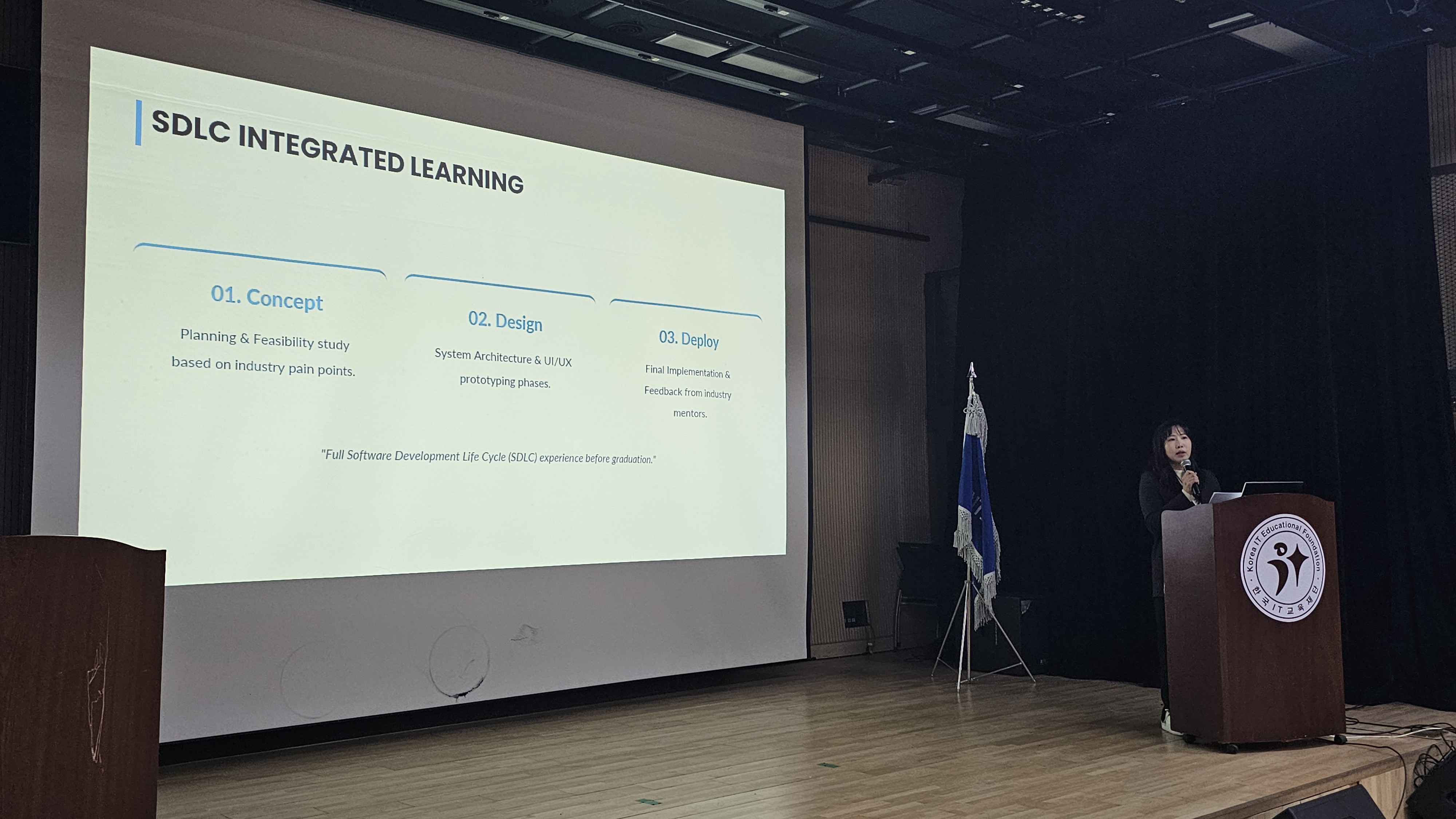 한아전 IT 교육 세미나에서 팀 프로젝트 학기와 실무 중심 커리큘럼이 소개되었습니다