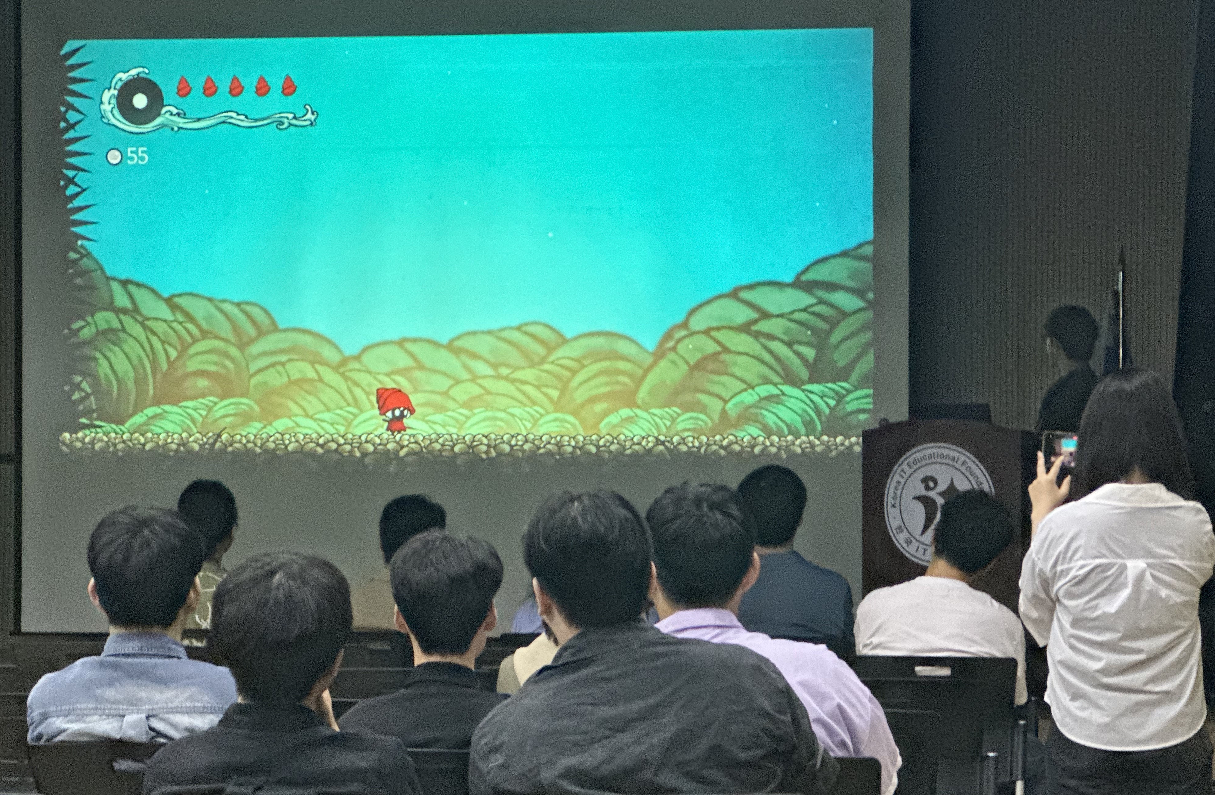 한아전 게임잼에서 발표하고 있는 게임기획학과 학생